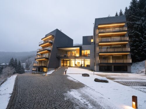 Stavbou roku Královéhradeckého kraje jsou Apartmány Hnědý vrch